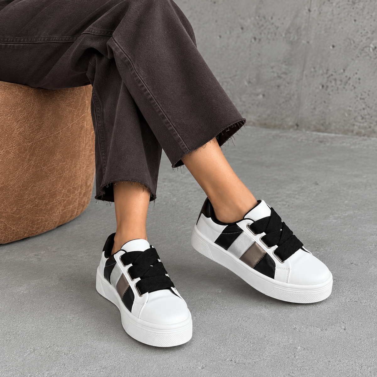 VALERIA Blanco con Negro (Suela Nueva Ultraligera)