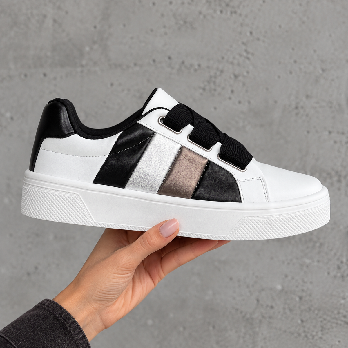 VALERIA Blanco con Negro (Suela Nueva Ultraligera)